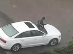 インドの青年が車のボンネットでしていた仰天行動は！？