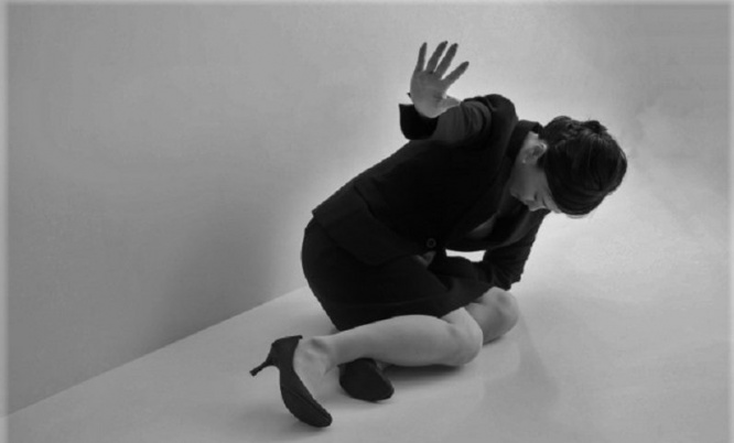 「ラッシュタイムに貧血で倒れ、電車を止めてしまった。『責められる！』と不安で体が動かなくなって...」（静岡県・30代女性）