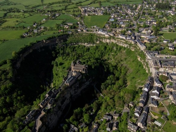 恐怖の絶景ポイント。巨大穴の断崖絶壁の縁に建つフランス、ボズールの古代の町