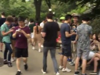 『ポケモンGO』の人気がスゴすぎる！「集団ポケモン狩り」が海外で大ブームに