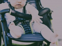 ベビーカーに息子を乗せて故郷へ（画像はイメージ）