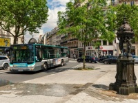 フランスの小都市がバスの運賃を無料に。車の利用者が減少しCO2排出量が削減。バスの旅を楽しむ人が増加