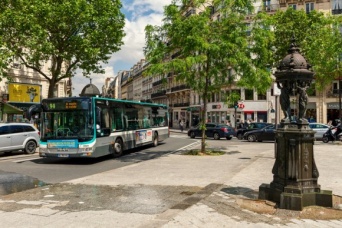 フランスの小都市がバスの運賃を無料に。車の利用者が減少しCO2排出量が削減。バスの旅を楽しむ人が増加