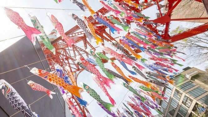 333匹の鯉のぼり+1匹のさんまのぼりで、合計334匹だ(画像は東京タワー公式サイトより))