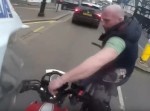 道路でバイクのキーを盗んだ自転車男、バイカーに徒歩で追いつかれ…