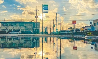 「絵だと思いました」「映画に出てきそう」　大きな水たまりに映る「夕焼けの反転世界」が美しい