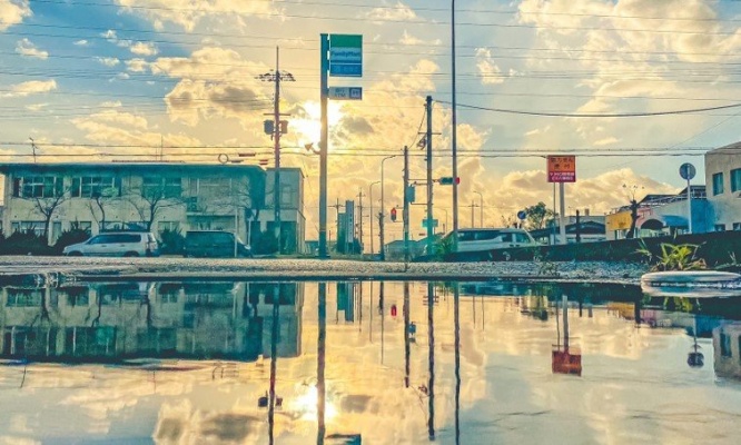 「絵だと思いました」「映画に出てきそう」　大きな水たまりに映る「夕焼けの反転世界」が美しい