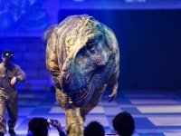 大人が独占できる“恐竜ランウェイ”が秋葉原に降臨！ 18歳以上限定『DINOSAUR RUNWAY』3/20から開催