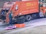 ゴミ収集職員が、子どものようにトランポリンで遊ぶ姿がほほえましい。