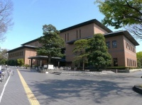 名古屋市鶴舞中央図書館（Gnsinさん撮影、Wikimedia Commonsより）
