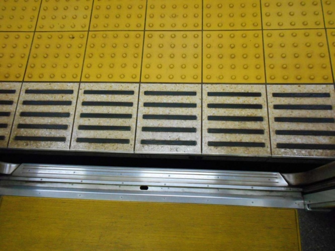 電車とホームの隙間に子供が......(画像はイメージです)
