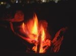 怖い…　自衛隊員、BBQ中に寝ていた部下をたき火に投げ込んでしまう。