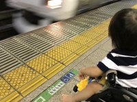 「ベビーカーで電車に乗せた１歳息子がギャン泣き。抱っこして降りようとすると、男性客が後ろから...」（女性・30代）