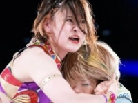 高橋奈七永を攻める月山和香