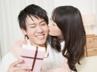 2位は「うなじ」、さて1位は……！　男性が「キスをされるとゾクッとするパーツ」ランキング7