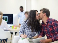オフィスにはLOVEがいっぱい!?　イマドキ女子が職場の男性とキスしちゃったエピソード12選！