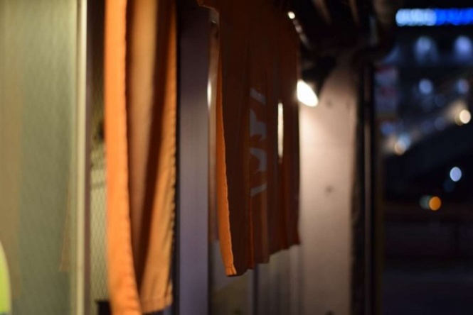 繁華街の居酒屋風の店へ（画像はイメージ）