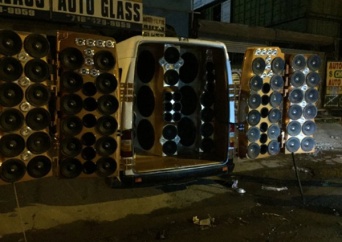 80個ものスピーカーを搭載した車のオーナー、騒音苦情で逮捕されるｗｗｗ