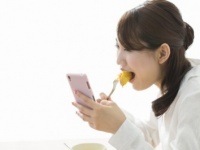 「SNSに依存している」と思う人の特徴5選「食事中もスマホ」「Twitterでポエムを大公開」