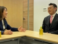川松真一朗都議と対談する今井絵理子参院議員