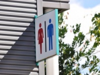 デート中、男性がトイレで“こっそりしていること”4つ