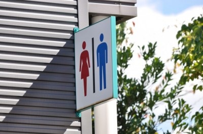 デート中、男性がトイレで“こっそりしていること”4つ