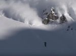 逃げ切れるか！？　雪崩に追われるスノーボーダー！