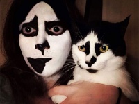 般若ロックな模様を持つ猫、飼い主が同様の模様をメイクしたところ絶妙のツーショットに