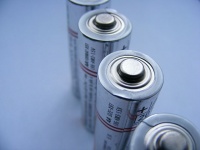 使った電池と新品の電池を一瞬で見分ける方法「3センチ持ち上げて落とす」
