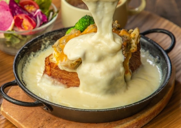 とろっとろ。チーズをかけて食べる“究極のチーズトースト”が限定発売