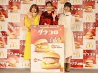 前田敦子さん（中央）、竹達彩奈さん（左）、愛美さん（右）