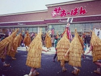 雪が舞う中で行われた加勢鳥の奇習（写真は、上山市観光物産協会提供）