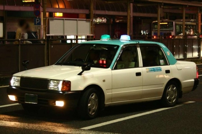 夜明けに、回送表示のタクシーが（画像はイメージ）