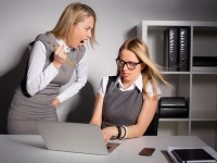 こ、これはホラー！男性が「怖い女」と思う職場での言動3つ