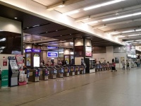 阪急梅田駅 3階中央改札口（Mihimaru Vistaさん撮影, Wikimedia Commons