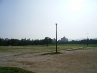 広島市中央公園の自由広場（Taisyoさん撮影、Wikipediaより）