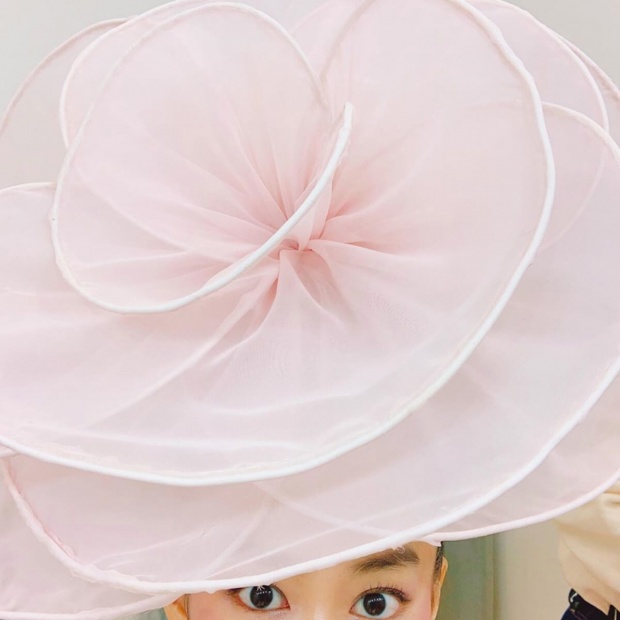桐谷美玲、大輪の花帽子姿を披露も違うところに注目「赤ちゃんは元気？」
