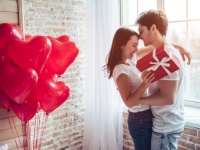 タイでは公共の場で学生たちのキスが禁じられているが、新たに家の中でも禁止される修正案が提出される