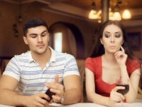 暗証番号チョロっ！　彼のスマホをこっそり見ちゃう6つの理由