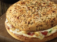 【何カロリーだよ！】ハンバーガー×ピザの夢のコラボ！ありそうでなかったまさかの「バーガー・ピザ」登場でジャンクフード界席巻なるか！？
