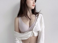 小嶋陽菜、美しすぎるランジェリー＆ミニスカ姿を公開！　「憧れるこじはるBODY」「魅力的すぎる」「可愛すぎ」の声殺到