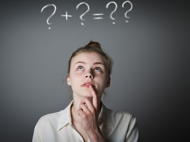 クエスチョンマークを浮かべる女性