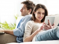 おうちデートで別々のことをするのはアリ？⇒「アリ」派男性はナント75.0％！
