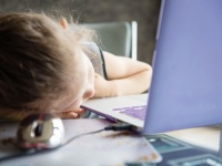 オンライン授業に出たくなかった8歳少女の巧妙な悪巧み。間違ったパスワードをわざと入力してログイン不可の状態に