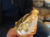 金沢で販売されている金箔ソフトクリーム（Tjeerd Wiersmaさん撮影、Flickrより）