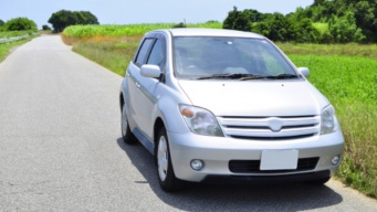 農道に停まる車