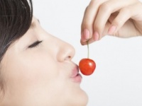 そんなところ!?　女性が唇以外でキスされたい場所　2位首筋、1位は？