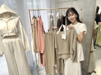 あざといミューズ・休井美郷が教える「平日コーデであざとさを持つコツ」