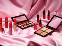 官能カラーで大胆メイク！　歌姫とコラボしたコレクションが登場