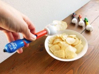 ポテチも食べられるしスマホも操作できる。専用デバイス「スマートポテトチップス」がついに登場！6月29日より販売開始